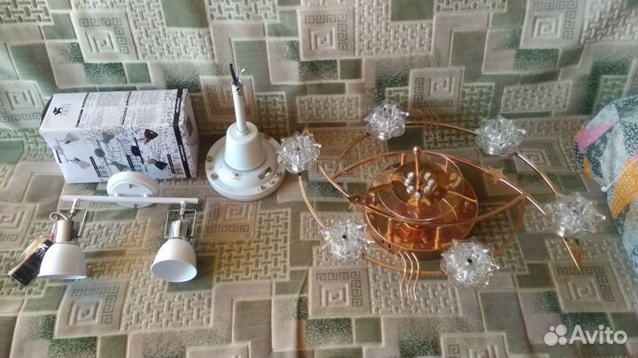 Потолочные люстры, вентилятор, бра, блоки питания