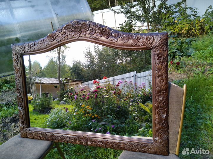 Зеркало в резной раме