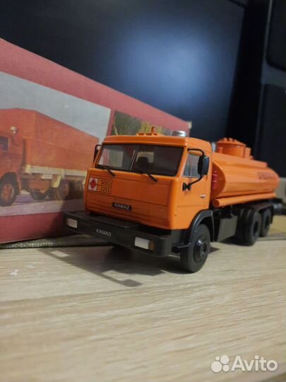 Коллекционная машина 1:43