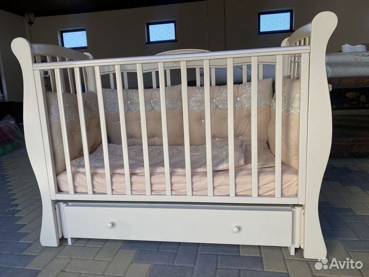 Детская кроватка с маятником