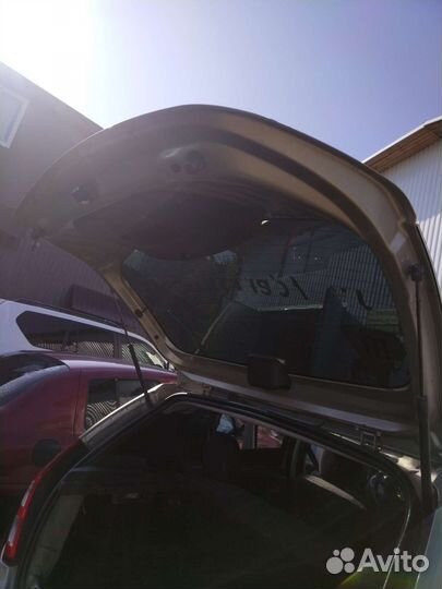 Крышка багажника Renault Sandero 1