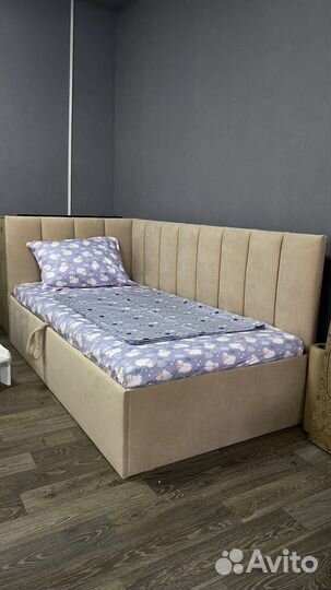 Угловая мягкая кровать детская / подростковая