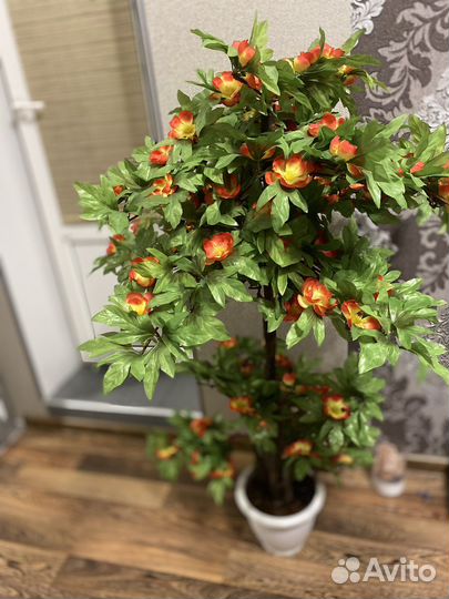 Искусственный цветок в горшке шефлера