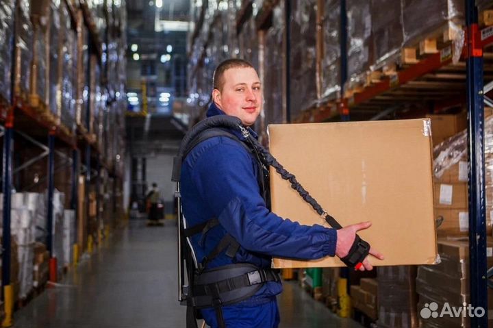 Рабочий склада в 