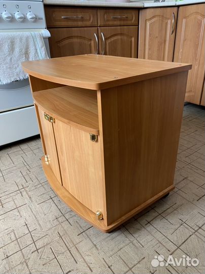 Тумбочка Тумба под телевизор на колесиках