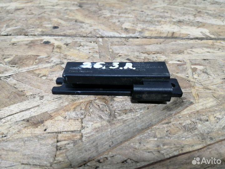 Антенна задняя правая Land Rover Range Rover Velar