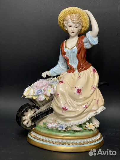 Статуэтка Девушка с тележкой цветов. Мейсен
