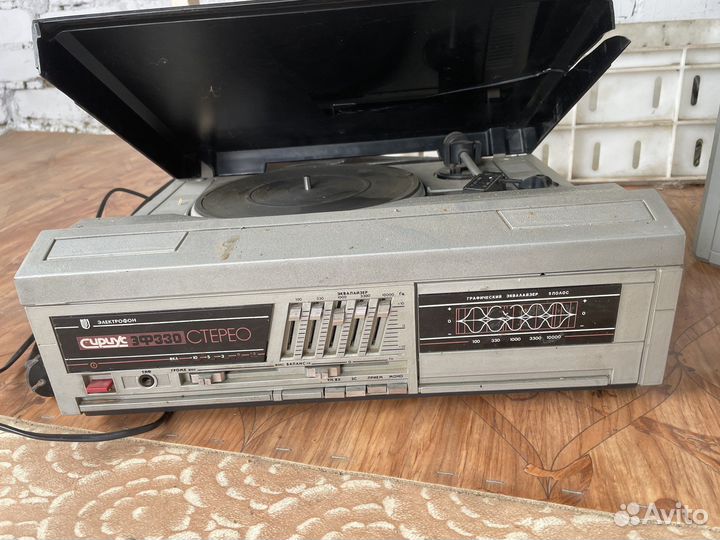 Виниловый проигрыватель СССР с колонками