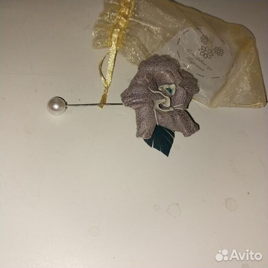 Брошь игла цветок из кожи