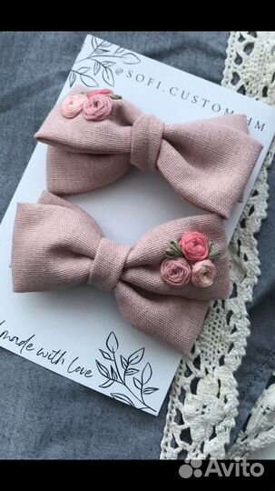 Бант с вышивкой ручной работы под заказ