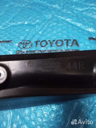 Брызговик Хайлендер 3 передний правый Оригинал