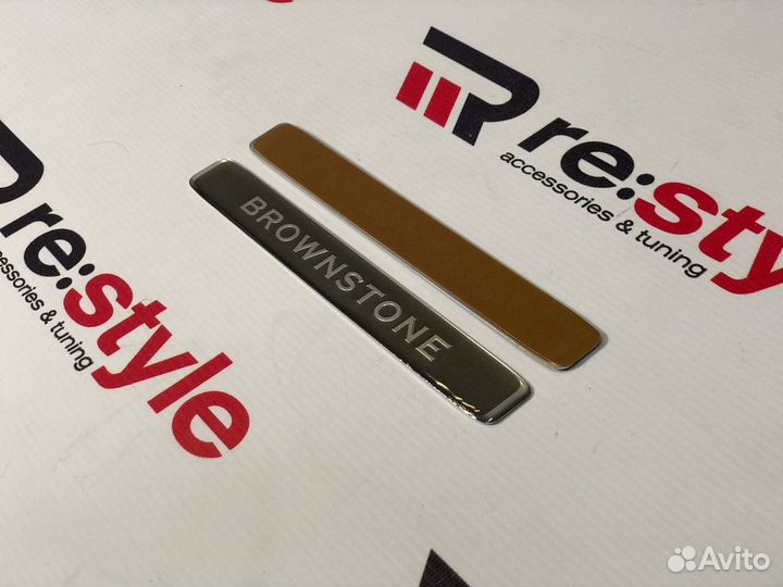 Эмблема (Шильдик) Brownstone Серая