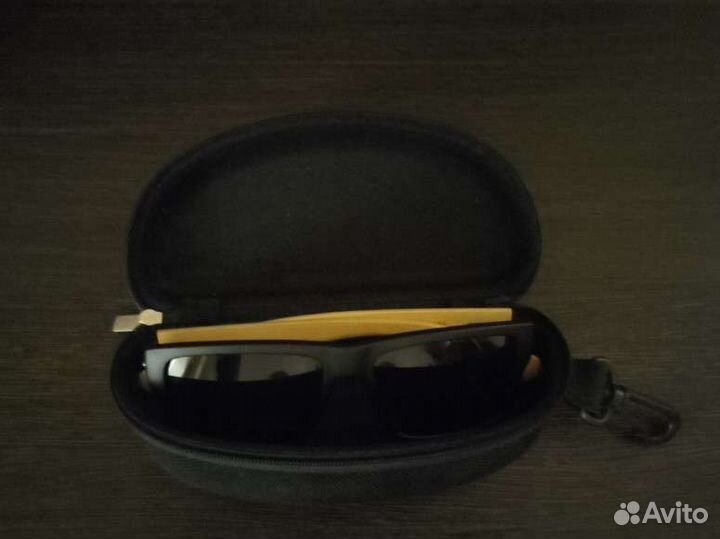 Солнцезащитные очки с чехлом