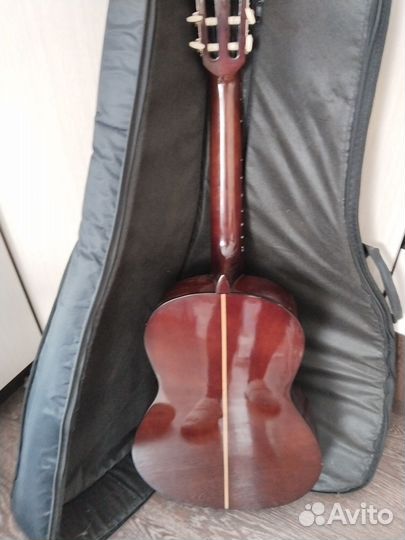 Продам гитару классическую с чехлом