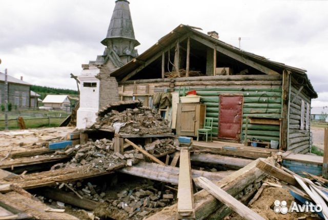 Снос, разбор старых домов, ветхих построек