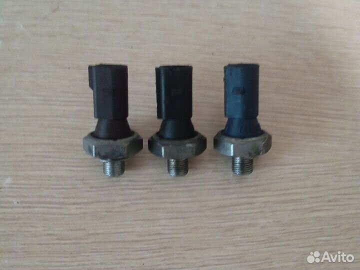 Датчик давления масла 06H919081A