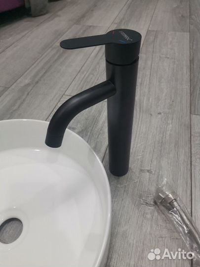 Смеситель и раковина накладная
