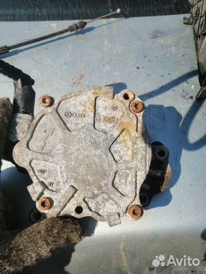 Насос вакуумный Volkswagen Passat 2008