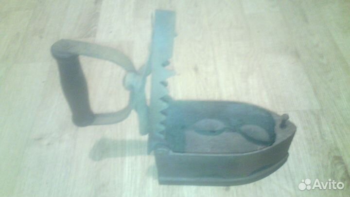 Старинный утюг на углях