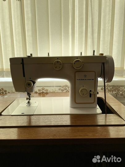 Швейная машина Чайка 142м