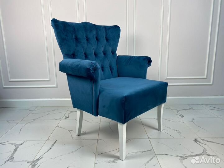 Кресло в каретной стяжке с подлокотниками, синее