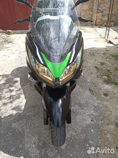 Макси-скутер Kawasaki j-300