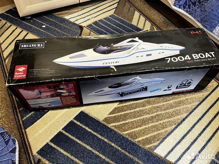 Лодка на пульте управления