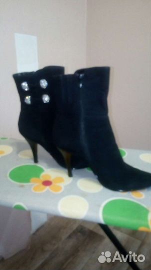 Замшевые ботильоны со стразами 38 размер