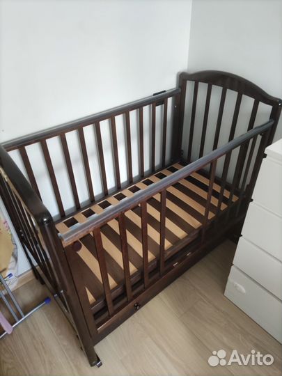 Детская кроватка с маятником