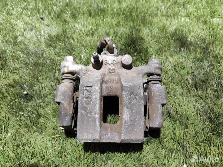 Суппорт тормозной задний правый Infiniti G35 V35