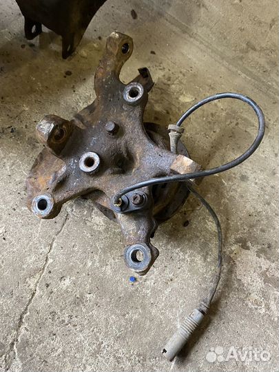 Перелнрй правый поворотный кулак bmw 3 e36