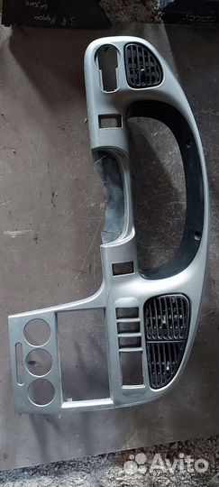 Центральная накладка Торпеда на Kia Shuma