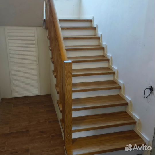 Лестница из дуба в коттедж