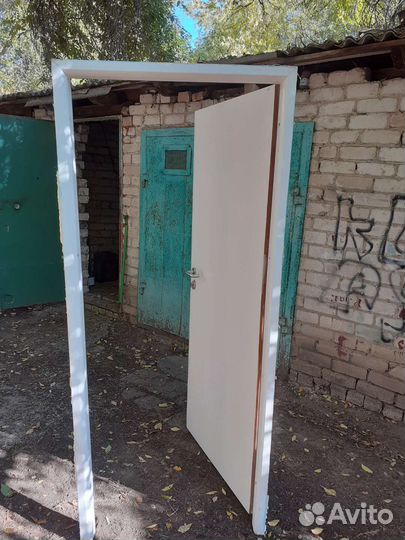 Дверь деревянная входная в алюминевый коробке
