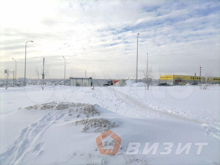 Торговое помещение с витражами и большой парковкой