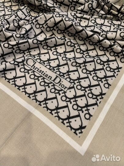 Шерстяной платок Dior бежевый теплый мягкий