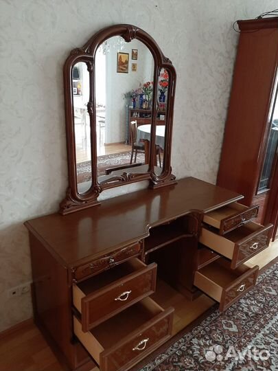 Туалетный столик с зеркалом бу