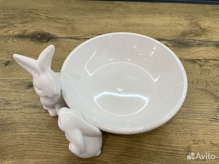 Тарелка с кроликами