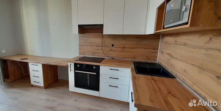 Угловая кухня на заказ в белом цвете