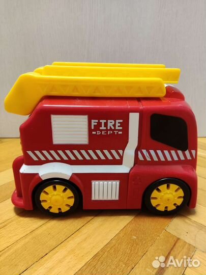 Игрушечная пожарная машина на пульте управления