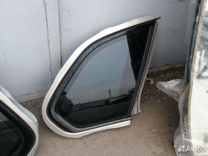 Кузовное боковое стекло форточка на BMW X5E70