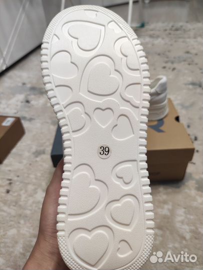 Кроссовки женские 39