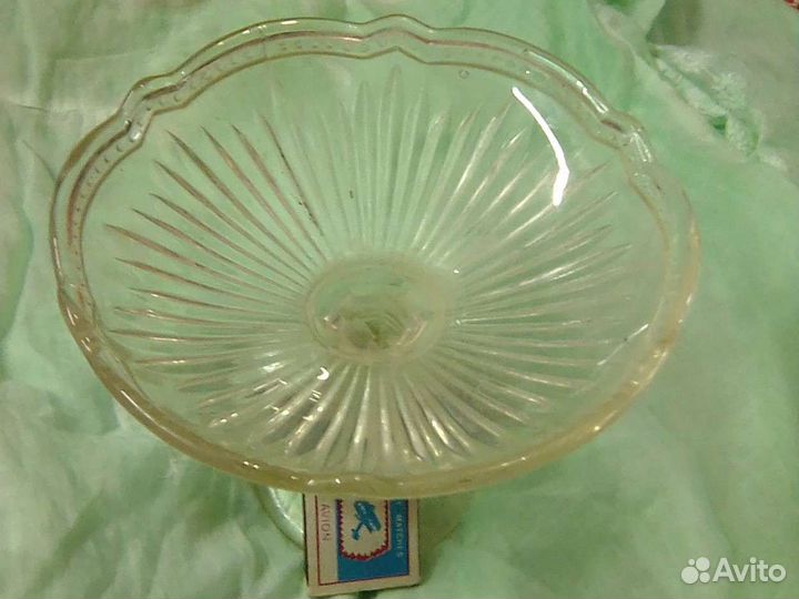 Ваза для фруктов на ножке стекло белая