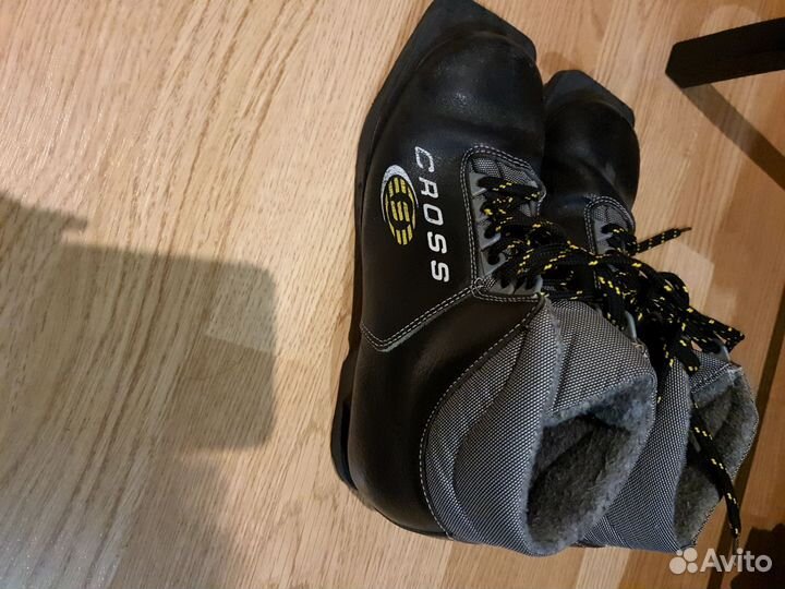 Продам лыжные ботинки размеры 34,36,38