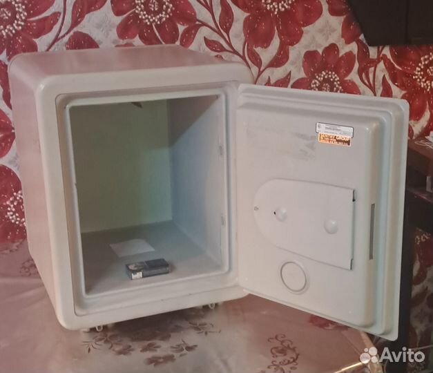 Сейф металлический огнеупорный