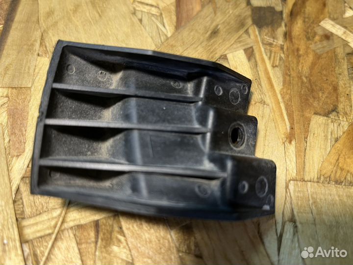 Крепление бампера на фаре Toyota Corolla 150