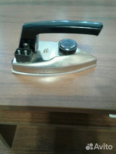 Новый маленький электроутюг-дорожный. СССР