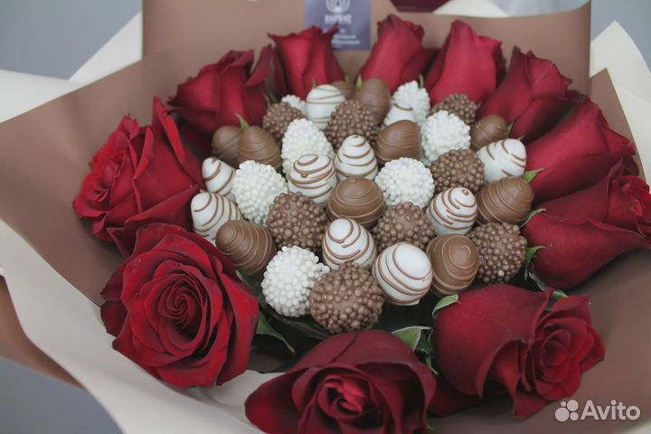 Букет клубника в шоколаде с розами 