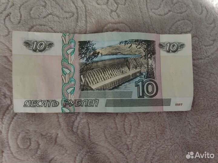 Значки и старые монеты, купюры