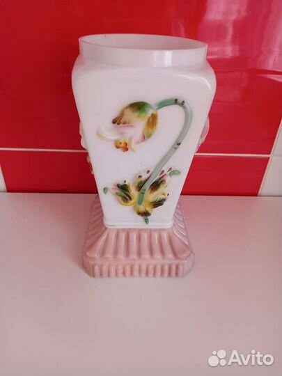 Ваза старинная. Маки, молочное стекло